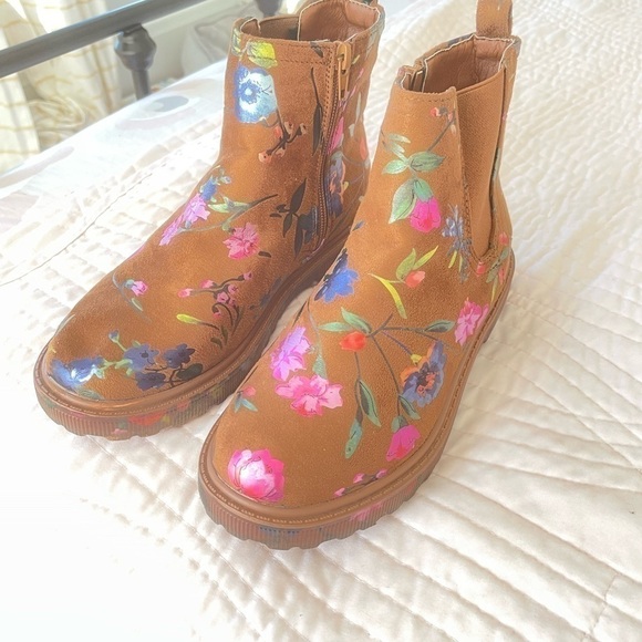 Steve Madden Girls Crystl Floral Painted Detail Chelsea Boots - Picture 2 of 5
